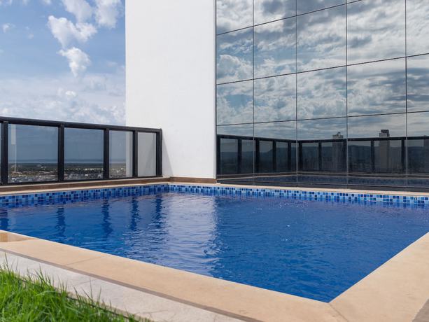 Imagen de la piscina del Hotel Vivence Suites Palmas. Foto 20