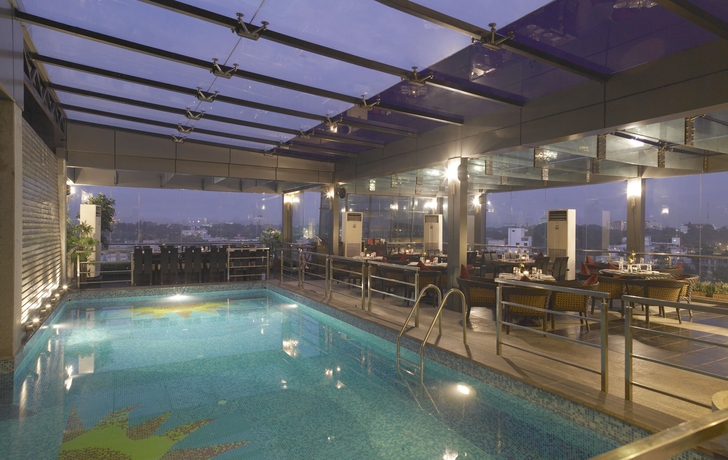 Imagen de la piscina del Hotel Vividus. Foto 16