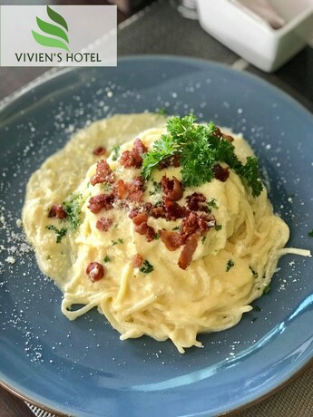 Imagen del bar/restaurante del Hotel Vivien's Hotel. Foto 17