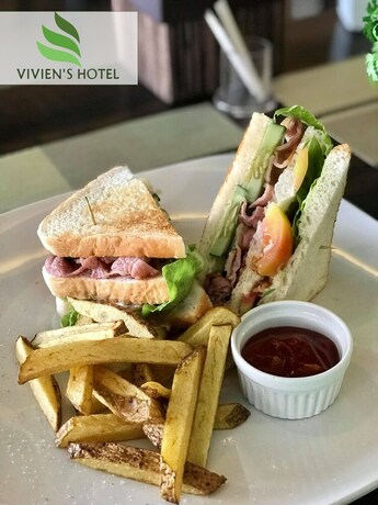 Imagen del bar/restaurante del Hotel Vivien's Hotel. Foto 19