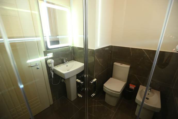 Imagen de la habitación del Hotel Vllaznia. Foto 16