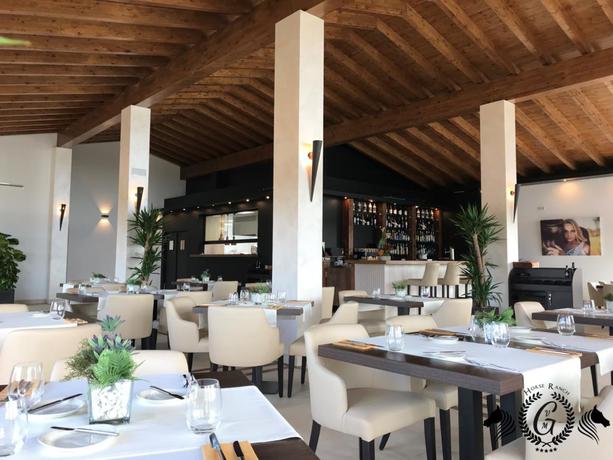 Imagen del bar/restaurante del Hotel Vmg Horse Ranch. Foto 2