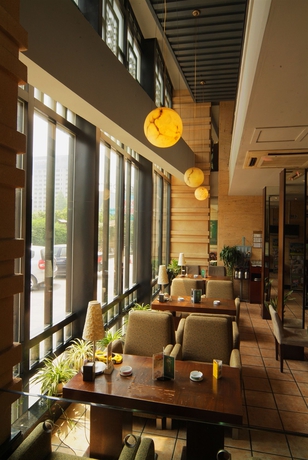 Imagen del bar/restaurante del Hotel Voco Nanjing Oriental Pearl, An Ihg. Foto 4