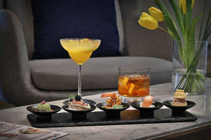 Imagen del bar/restaurante del Hotel Voco Osaka Central, An Ihg. Foto 3