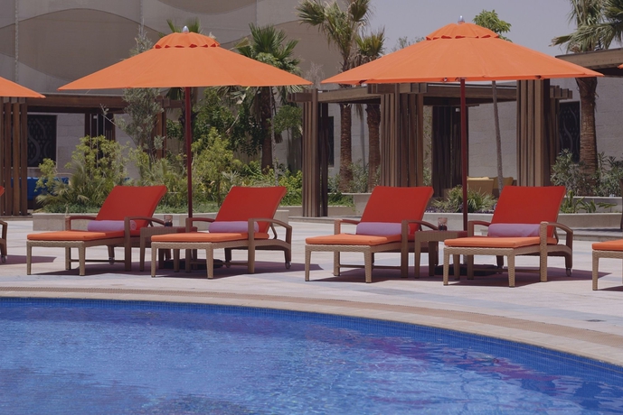 Imagen de la piscina del Hotel Voco Riyadh, An Ihg. Foto 15