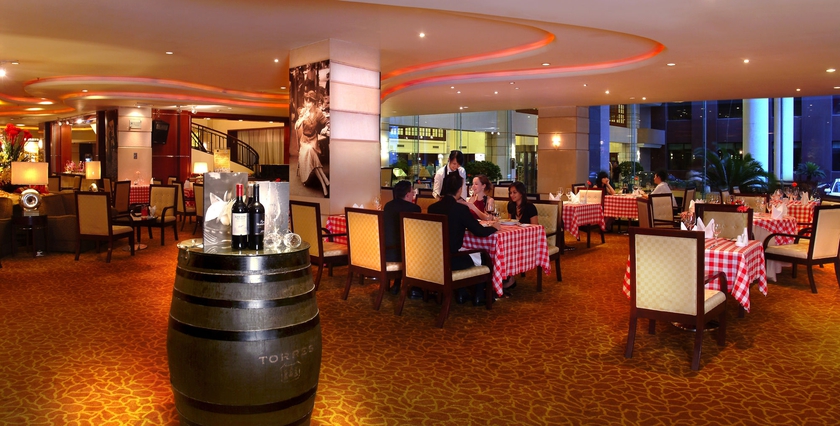 Imagen del bar/restaurante del Hotel Voco Wuhan Xinhua, An Ihg. Foto 2