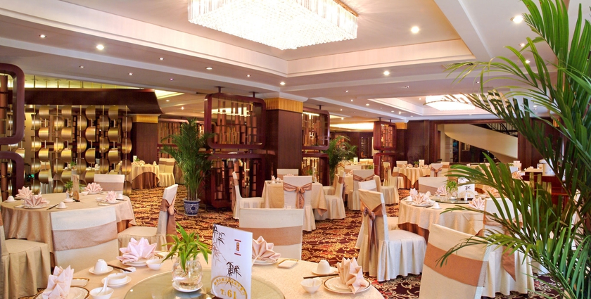 Imagen del bar/restaurante del Hotel Voco Wuhan Xinhua, An Ihg. Foto 4