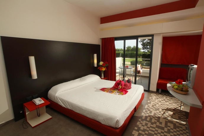 Imagen de la habitación del Hotel Voi Alimini Resort. Foto 5