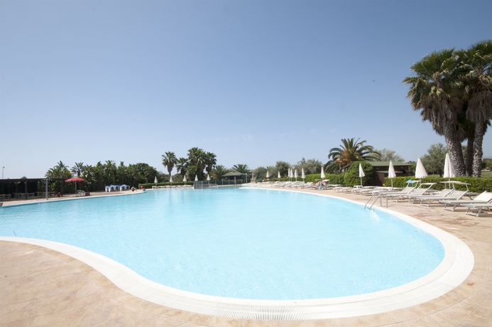 Imagen de la piscina del Hotel Voi Arenella Resort. Foto 14