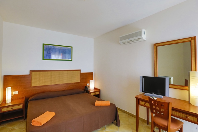 Imagen de la habitación del Hotel Voi Arenella Resort. Foto 6