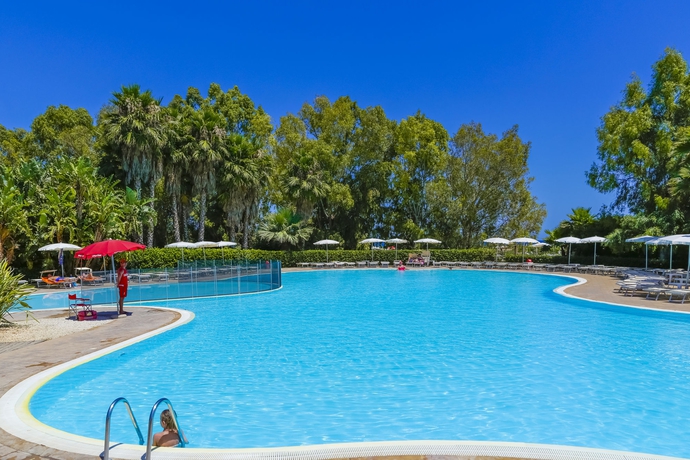 Imagen de la piscina del Hotel Voi Arenella Resort. Foto 15