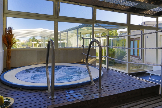 Imagen de la piscina del Hotel Voi Arenella Resort. Foto 16