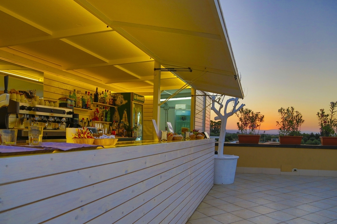 Imagen del bar/restaurante del Hotel Voi Arenella Resort. Foto 4