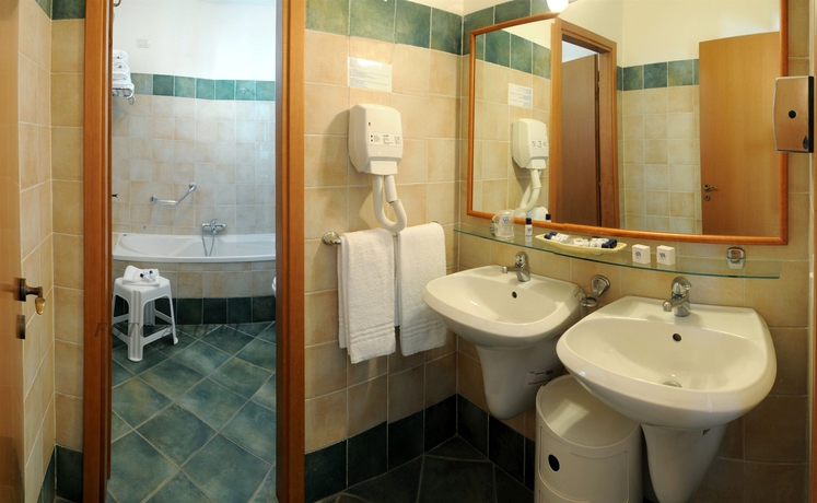 Imagen de la habitación del Hotel Voi Arenella Resort. Foto 7