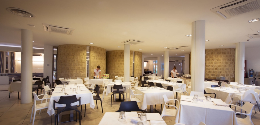 Imagen del bar/restaurante del Hotel Voi Floriana Resort. Foto 8