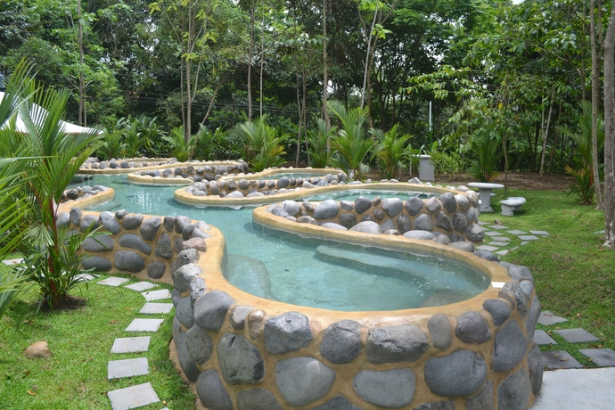 Imagen de la piscina del Hotel Volcano Lodge and Thermal Experience. Foto 3