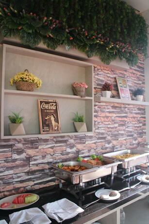 Imagen del bar/restaurante del Hotel Voxstay Karawang, Karawang. Foto 3