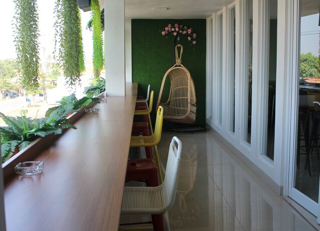 Imagen del bar/restaurante del Hotel Voxstay Karawang, Karawang. Foto 4