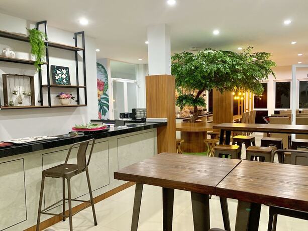 Imagen del bar/restaurante del Hotel Voxstay Karawang, Karawang. Foto 6