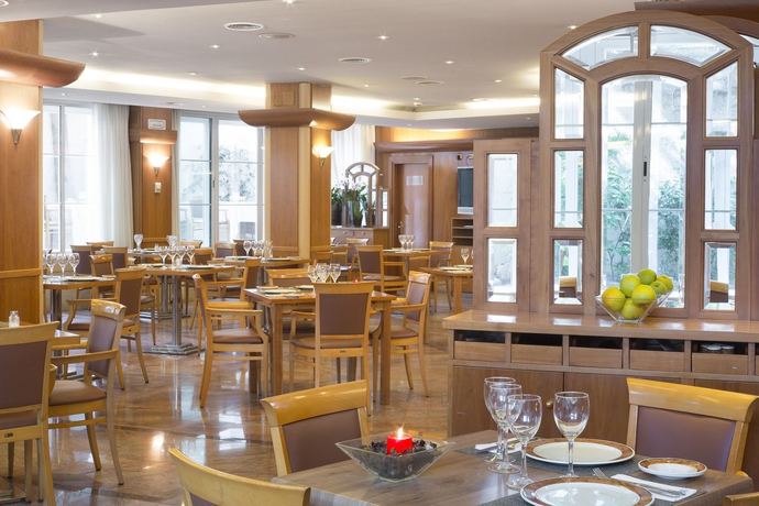 Imagen del bar/restaurante del Hotel Vp Jardín De Tres Cantos. Foto 4