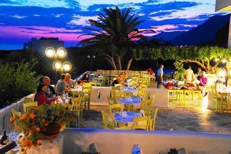 Imagen del bar/restaurante del Hotel Vritomartis Naturist Resort. Foto 8