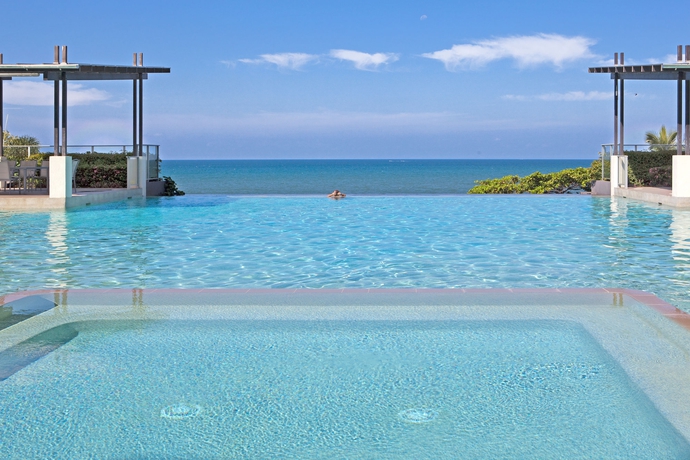 Imagen de la piscina del Hotel Vue Apartments Trinity Beach. Foto 15
