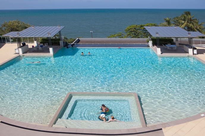 Imagen de la piscina del Hotel Vue Apartments Trinity Beach. Foto 16