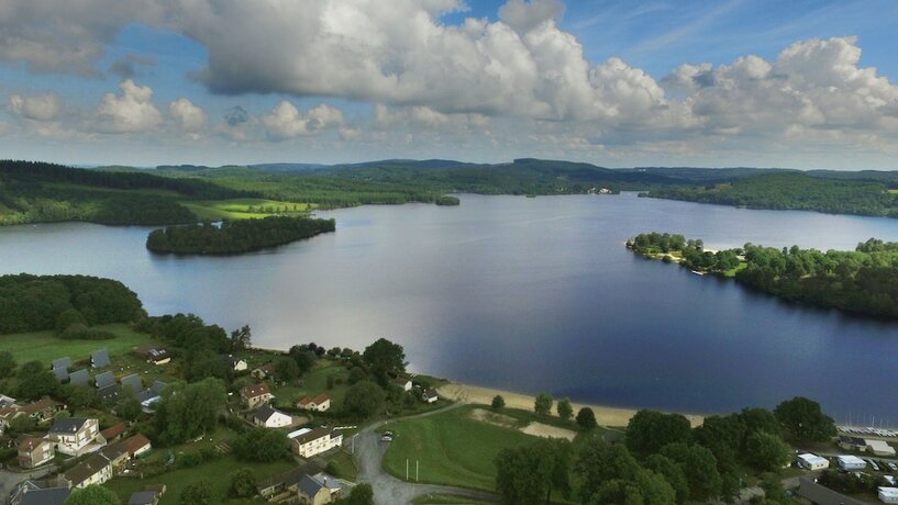 Imagen general del Hotel Vvf Ch&acirc;teau Sur La Vienne Lac De Vassivi&egrave;re, Nedde. Foto 5