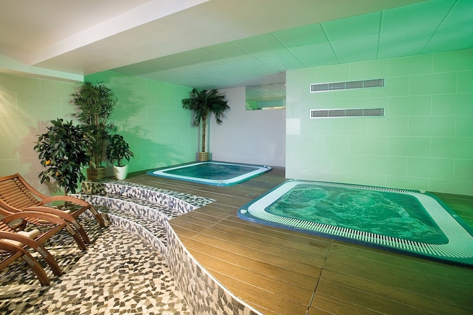 Imagen de la piscina del Hotel Vvf Serre Chevalier Brian&ccedil;on. Foto 16