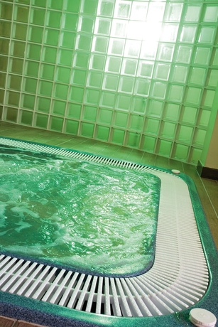 Imagen de la piscina del Hotel Vvf Serre Chevalier Brian&ccedil;on. Foto 17
