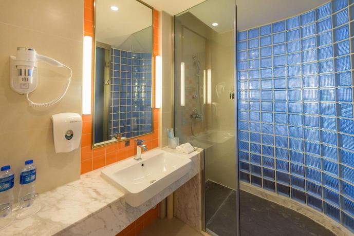 Imagen de la piscina del Hotel Vyluk Baiyun International Airport. Foto 20