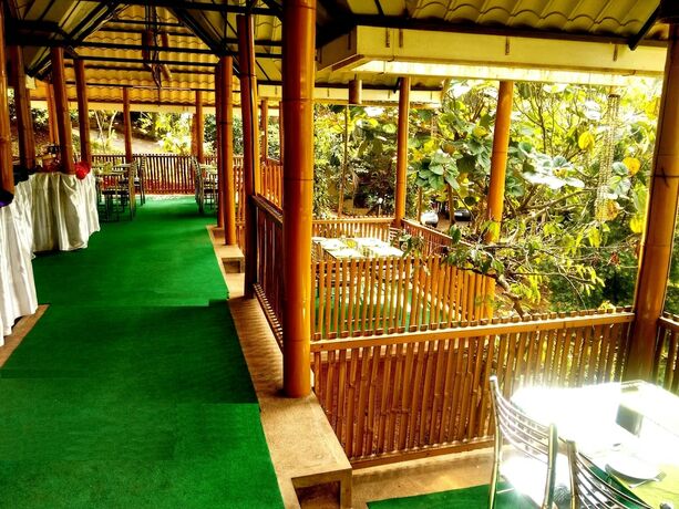 Imagen del bar/restaurante del Hotel Vythiri Greens Resort. Foto 15