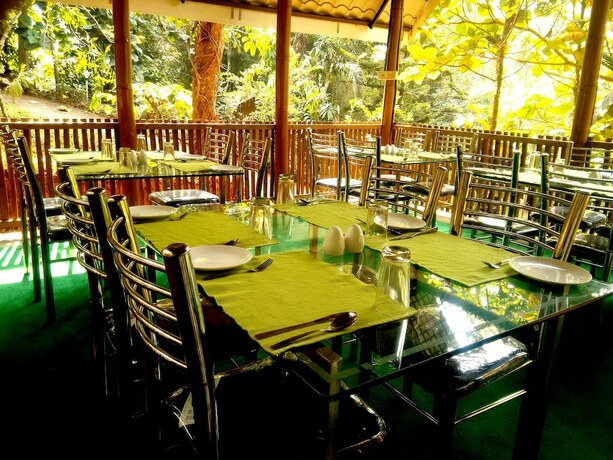 Imagen del bar/restaurante del Hotel Vythiri Greens Resort. Foto 16