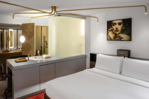 Imagen de la habitación del Hotel W Amsterdam. Foto 11