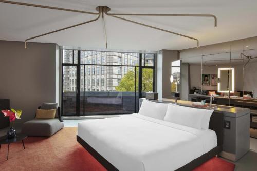 Imagen de la habitación del Hotel W Amsterdam. Foto 17