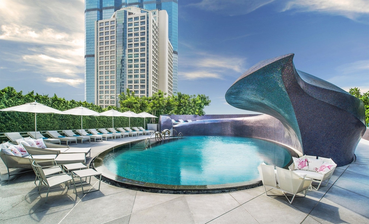 Imagen de la piscina del Hotel W Bangkok. Foto 16