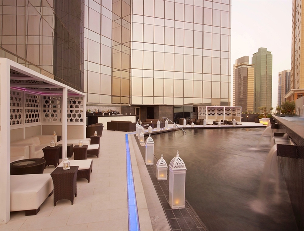 Imagen de la piscina del Hotel W Doha. Foto 15