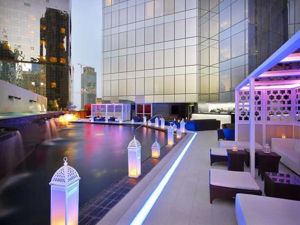 Imagen de la piscina del Hotel W Doha. Foto 16