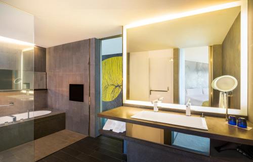 Imagen de la habitación del Hotel W Hong Kong. Foto 11