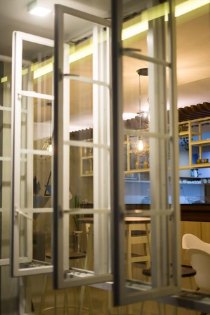 Imagen del bar/restaurante del Hotel W House. Foto 8