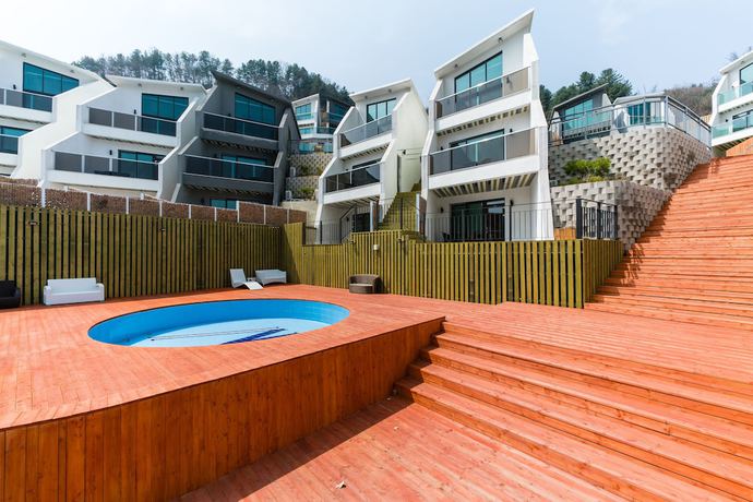 Imagen de la piscina del Hotel W Jiwoo Resort. Foto 20