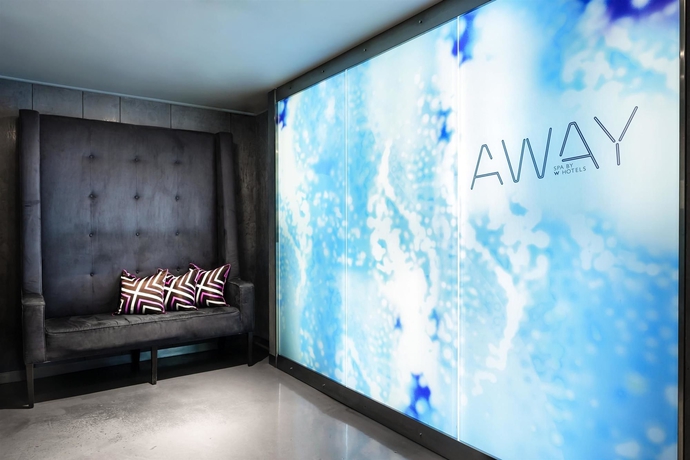 Imagen de la piscina del Hotel W Montreal. Foto 16