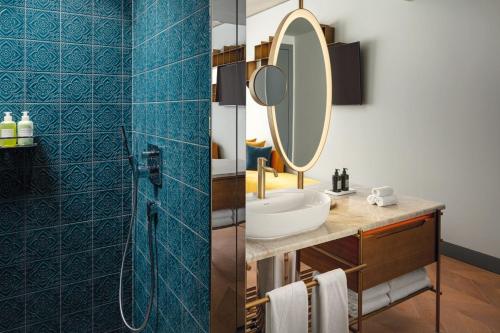 Imagen de la habitación del Hotel W Prague. Foto 12