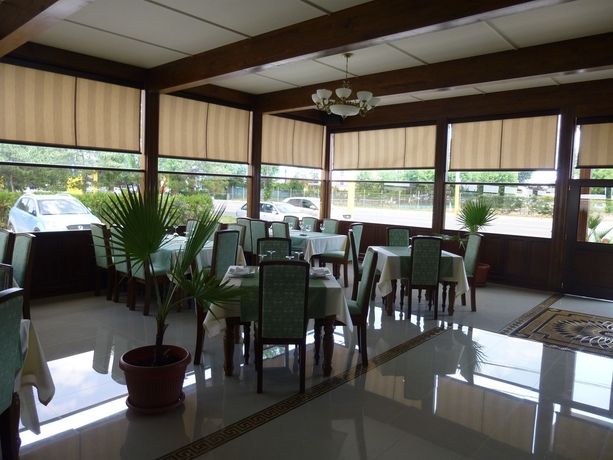 Imagen del bar/restaurante del Hotel W Regal Boutiqueandspa. Foto 2