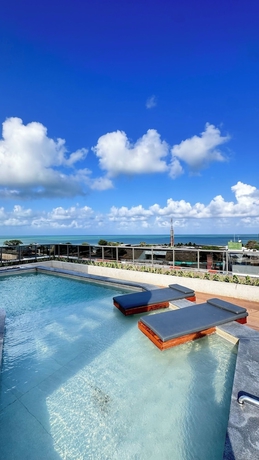 Imagen de la piscina del Hotel W Tamba&uacute;. Foto 16