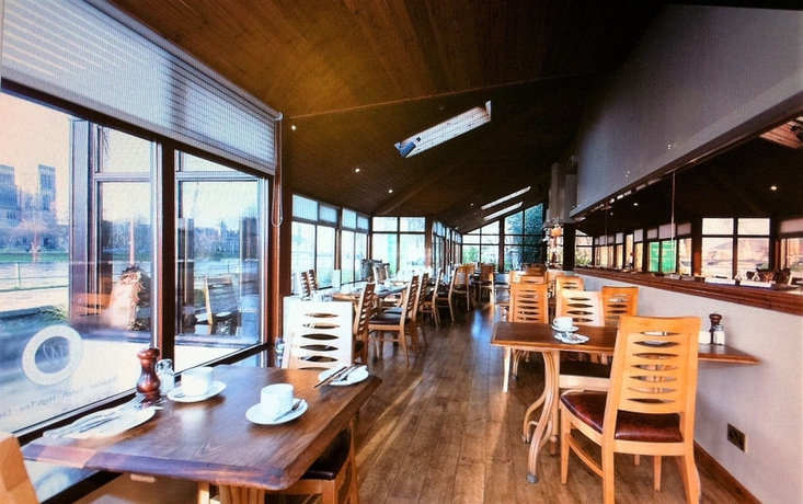 Imagen del bar/restaurante del Hotel WATERSIDE. Foto 2