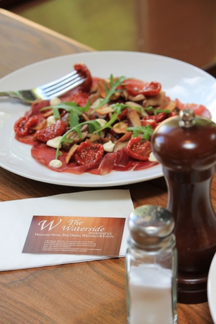 Imagen del bar/restaurante del Hotel WATERSIDE. Foto 4