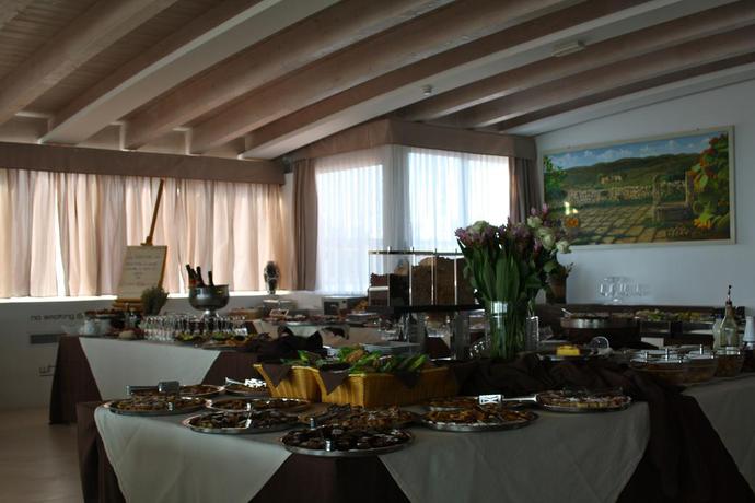 Imagen del bar/restaurante del Hotel WHITE, Vieste. Foto 3