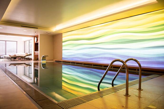 Imagen de la piscina del Hotel Wabi - Beauty and Dental Center. Foto 18