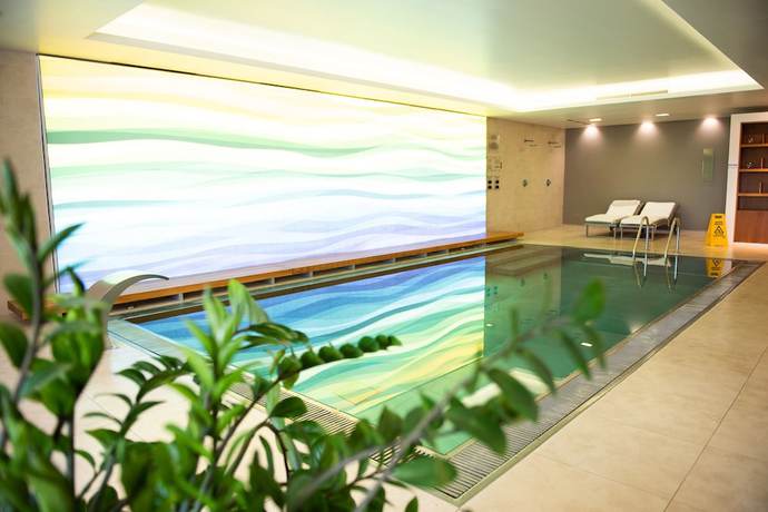 Imagen de la piscina del Hotel Wabi - Beauty and Dental Center. Foto 19